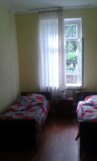 Гостевой дом Lemon Family GuestHouse Тбилиси Двухместный номер с 1 кроватью или 2 отдельными кроватями-2